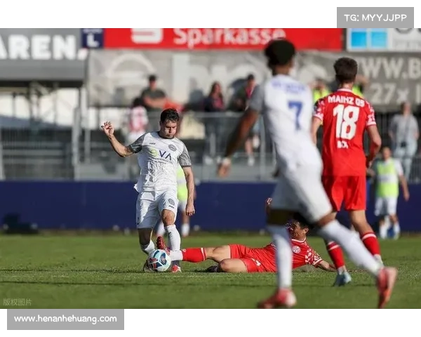 德国杯赛后奥格斯堡球员围堵裁判遭遇集体禁赛处罚引发广泛讨论